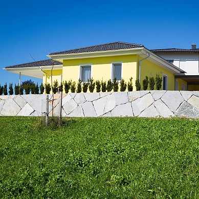 Gutau Familie W. Steinmauer eng verlegt
