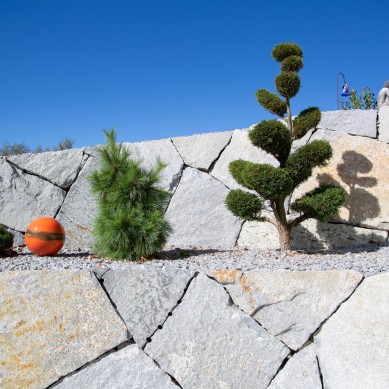 Gutau Familie Sch. Steinmauer eng verlegt